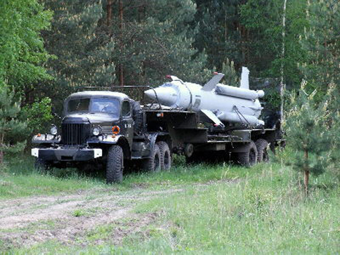 Rakieta 3M8 na naczepie transportowej 9T25.