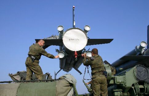 Przeładowanie gotowej rakiety na wyrzutnię PZR 2K–11 “Krug”.