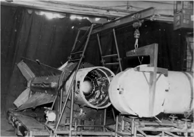 Zbrojenie rakiety 5W28 nuklearnym ładunkiem bojowym TA-18 na stanowisku technologicznym nr 4.