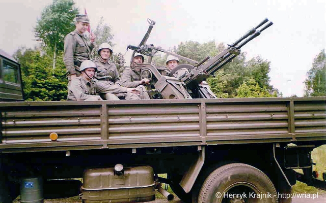 Obsługa PKM-2 na samochodzie ciężarowym.