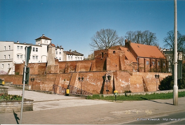 Fragmenty zachowanych średniowiecznych murów obronnych. Fragmenty zachowanych średniowiecznych murów obronnych.