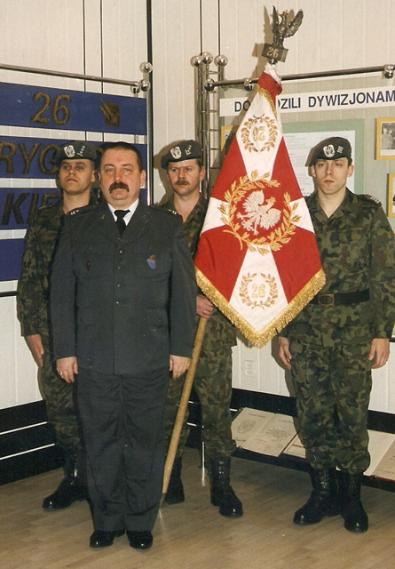 Mjr Zbigniew Żołna – pożegnanie ze sztandarem 26 BR OP – 01.12.2001. Mjr Zbigniew Żołna – pożegnanie ze sztandarem 26 BR OP – 01.12.2001.