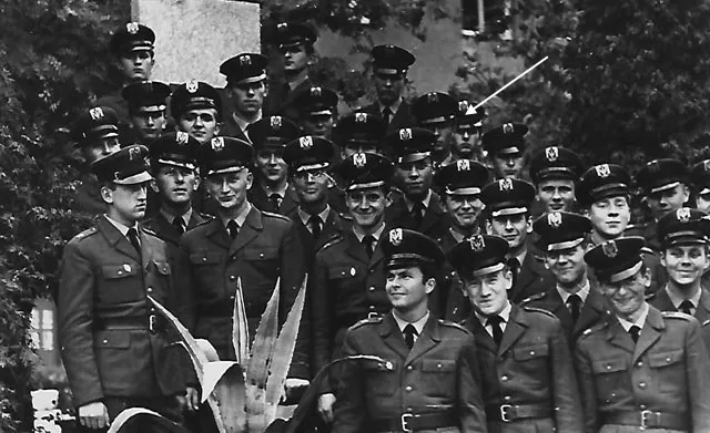 Uczestnicy podstawowego przeszkolenia podoficerskiego w WOSR w Jeleniej Górze - 1970 r. Uczestnicy podstawowego przeszkolenia podoficerskiego w WOS Wojsk Radiotechnicznych w Jeleniej Górze.