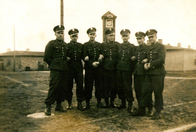 W koszarach w Gnieźnie. Podchorążowie 1949 r. W koszarach w Gnieźnie. Podchorążowie 1949 r.